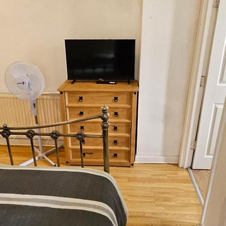 No Frills & Nothing Fancy 1 Bed Studio City Centre Cardiff Exteriör bild
