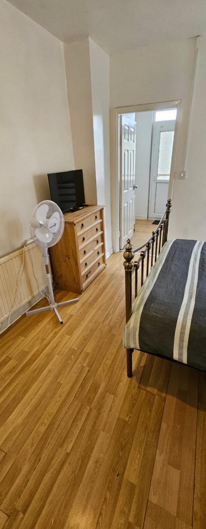 No Frills & Nothing Fancy 1 Bed Studio City Centre Cardiff Exteriör bild